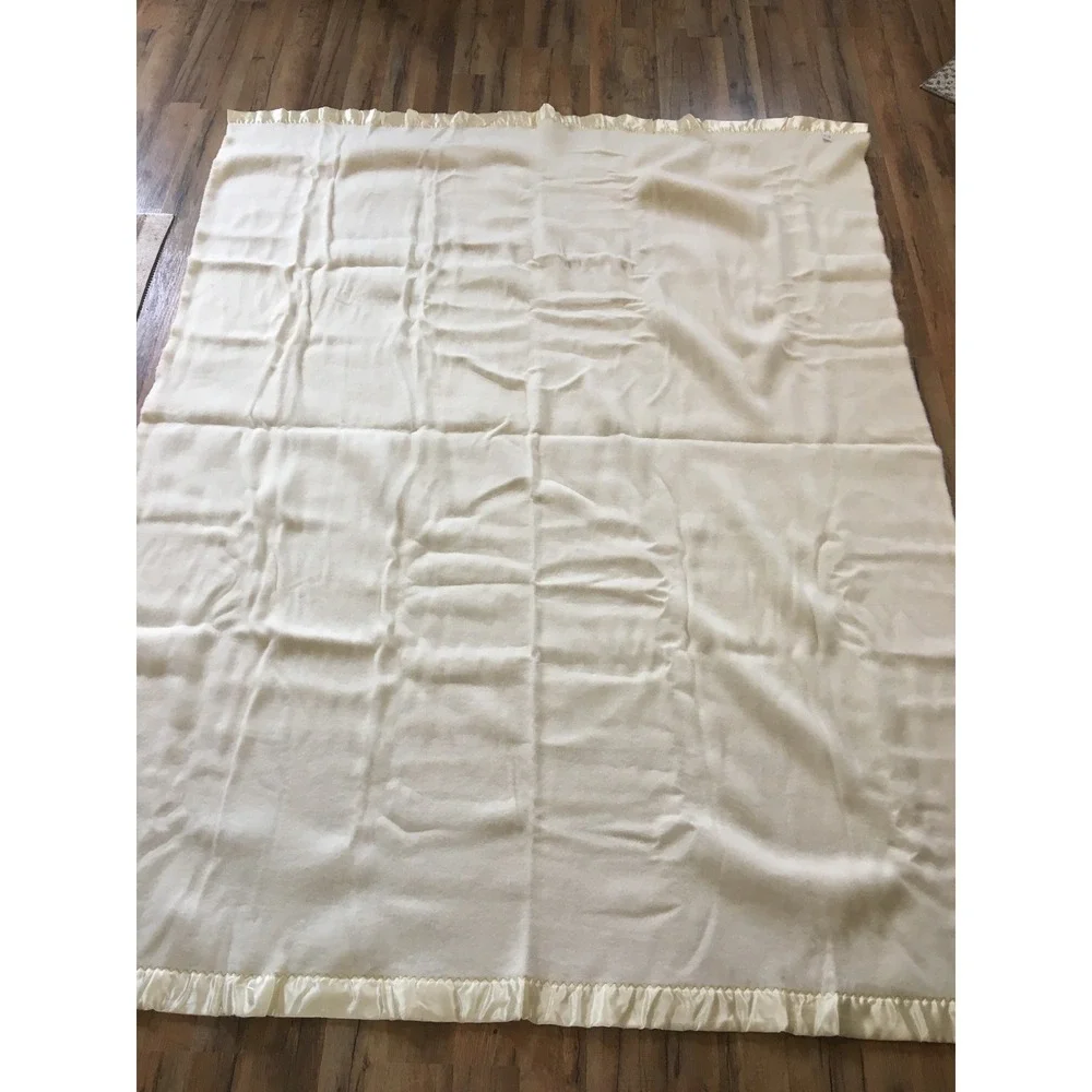 Vintage USA Made Ivory Blanket with Nylon Satin Trim 68